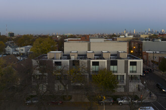 Albany Square Townhomes in Chicago, IL - Building Photo - Building Photo