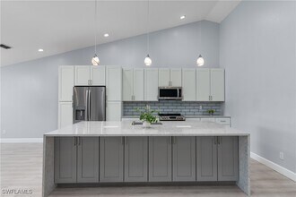 6637 Vancouver Ln in Naples, FL - Building Photo - Building Photo