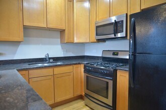 1325 E Marquette Rd in Chicago, IL - Building Photo - Building Photo