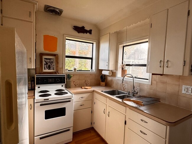 1826 Astra Rd in Comox, BC - Building Photo - Building Photo