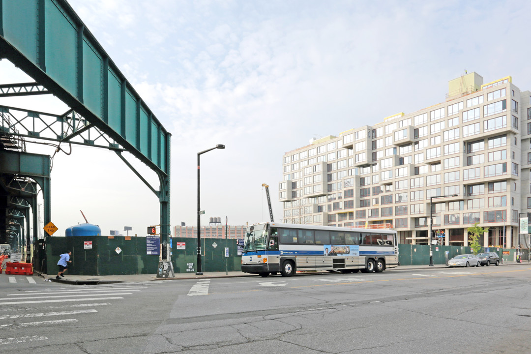 4506 Davis St in Long Island City, NY - Building Photo