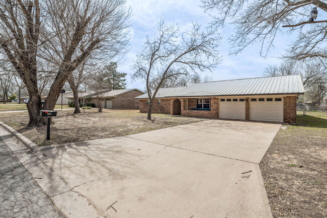 1010 N Meadowlark Ln in Stephenville, TX - Building Photo - Building Photo