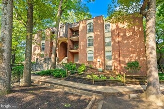 3378 Woodburn Rd, Unit 11 in Annandale, VA - Building Photo - Building Photo