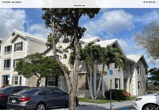 2831 N Oakland Forest Dr in Oakland Park, FL - Building Photo - Building Photo