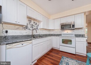 10544 Eastwind Way in Columbia, MD - Foto de edificio - Building Photo