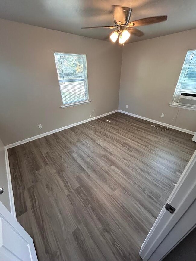 704 Sunny Ln in Irving, TX - Building Photo - Building Photo