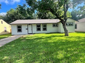 5915 Beldart St in Houston, TX - Building Photo