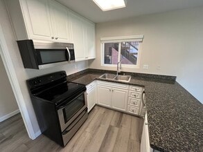 17131 W Bernardo Dr, Unit 102 in San Diego, CA - Foto de edificio - Building Photo