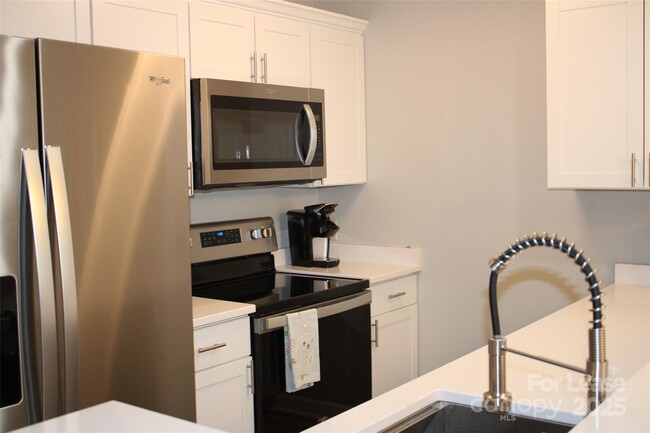 17919 Kings Point Dr in Cornelius, NC - Building Photo - Building Photo