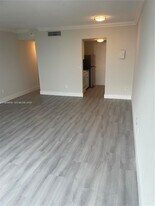 2075 NE 164th St in North Miami Beach, FL - Building Photo