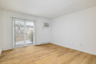 Hunters Creek in Bensalem, PA - Building Photo - Interior Photo