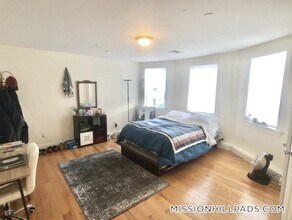 107 Fisher Ave in Boston, MA - Foto de edificio - Building Photo