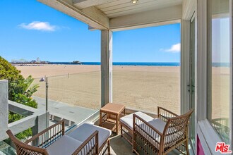 1341 Palisades Beach Rd in Santa Monica, CA - Foto de edificio - Building Photo
