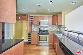 940 Elden Ave-Unit -407 in Los Angeles, CA - Building Photo - Building Photo