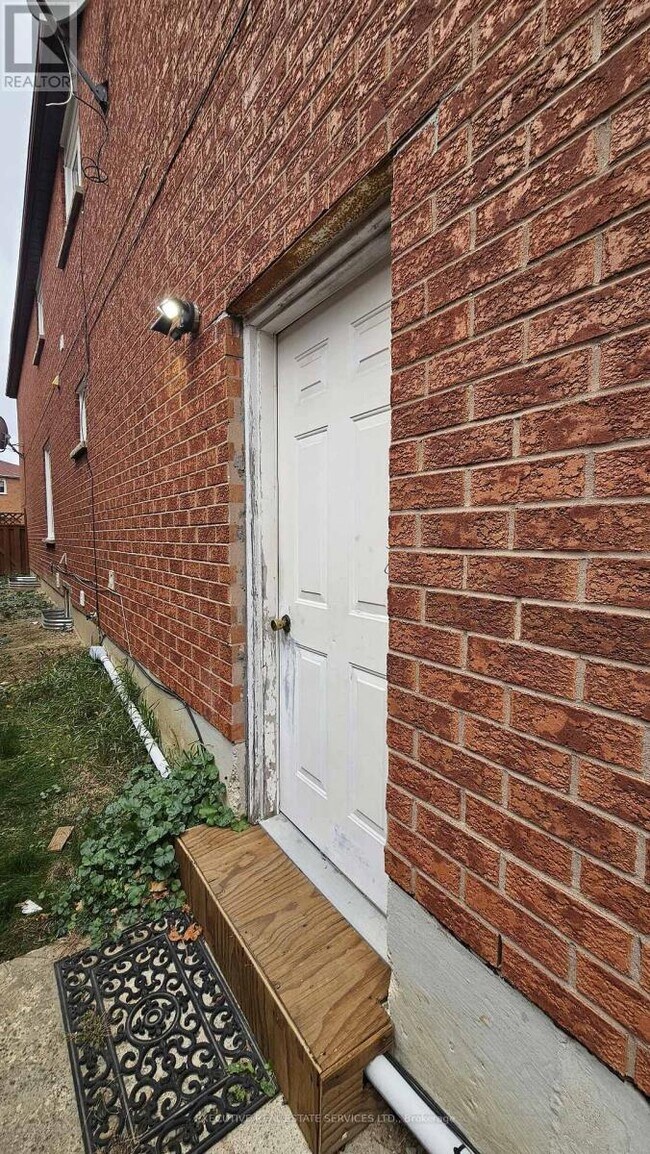 1004 Ceremonial Dr in Mississauga, ON - Building Photo - Building Photo