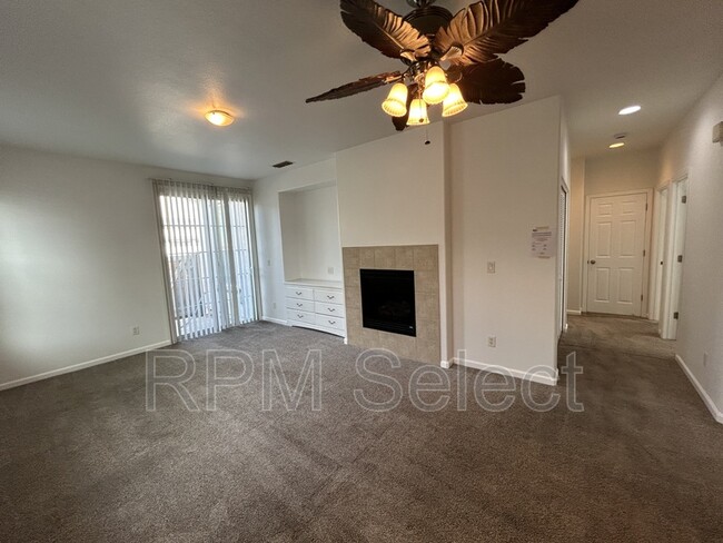 7877 Carione Walk in Sacramento, CA - Building Photo - Building Photo