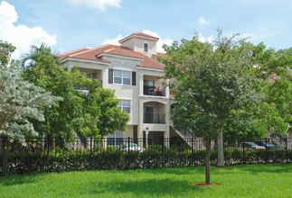 Poinciana Place in Pompano Beach, FL - Building Photo - Building Photo