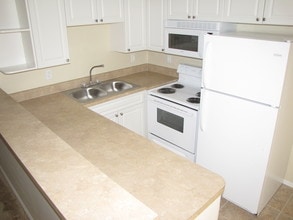 Green Oaks Apartments in Tampa, FL - Building Photo - Building Photo