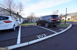 103 Bonnie Lark Ct in Chalfont, PA - Building Photo