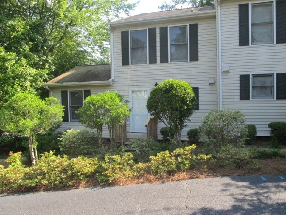 111 Weatherstone Dr in Chapel Hill, NC - Foto de edificio