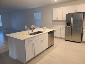 34917 Kircher Dr in Zephyrhills, FL - Building Photo - Building Photo