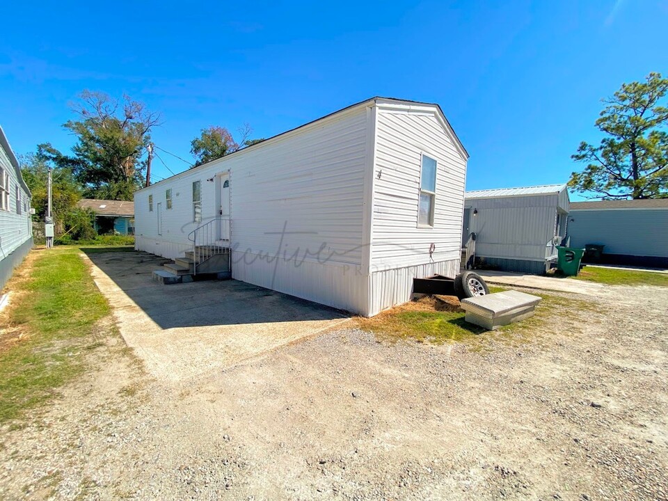 1030 Mildred St in Sulphur, LA - Building Photo