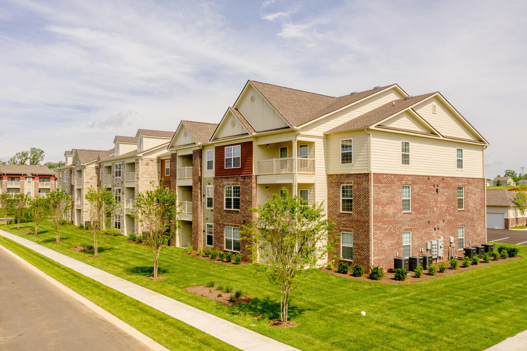 Revere at Spring Hill in Spring Hill, TN - Foto de edificio