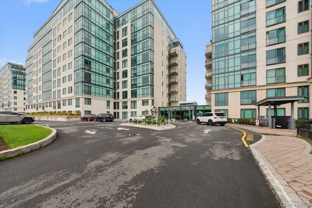701 Ridge Hill Boulevard in Yonkers, NY - Building Photo