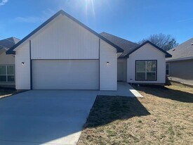 1011 Stone St in Jacksonville, AR - Building Photo