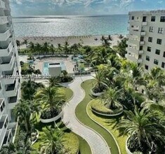 100 Lincoln Rd, Unit 323 in Miami Beach, FL - Building Photo - Building Photo