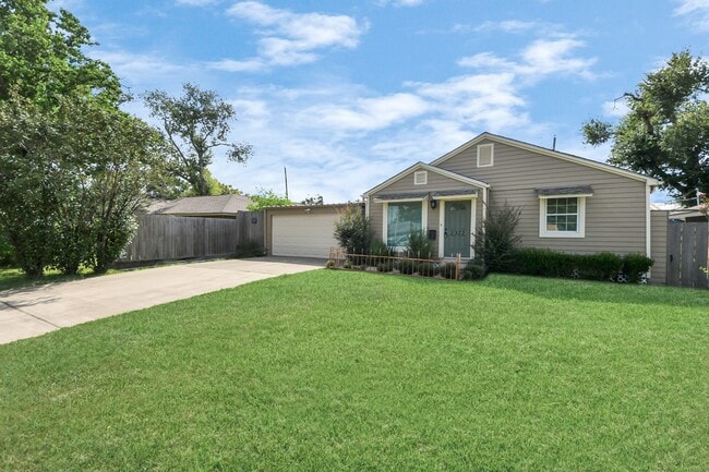 2322 Haldane Dr in Houston, TX - Building Photo - Building Photo