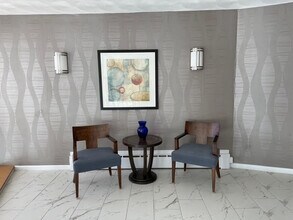 2 Hammond Pond Pky, Unit 203 in Chestnut Hill, MA - Building Photo - Building Photo