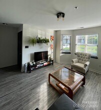 525 Olmsted Park Pl in Charlotte, NC - Building Photo - Building Photo