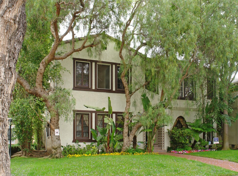 340 N Oakhurst Dr in Beverly Hills, CA - Building Photo