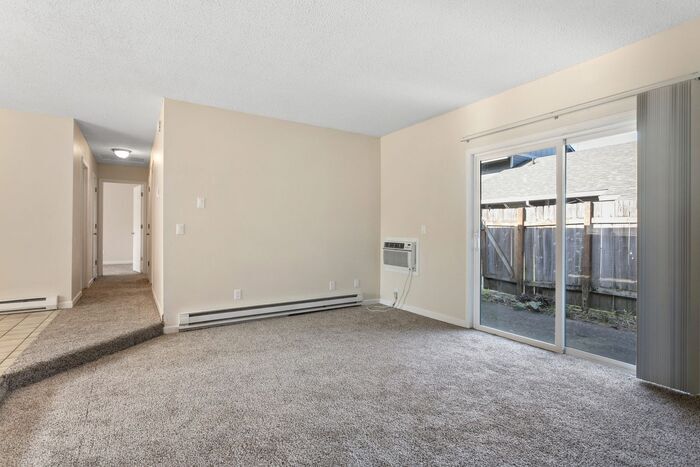 16528 NE Glisan St in Portland, OR - Building Photo