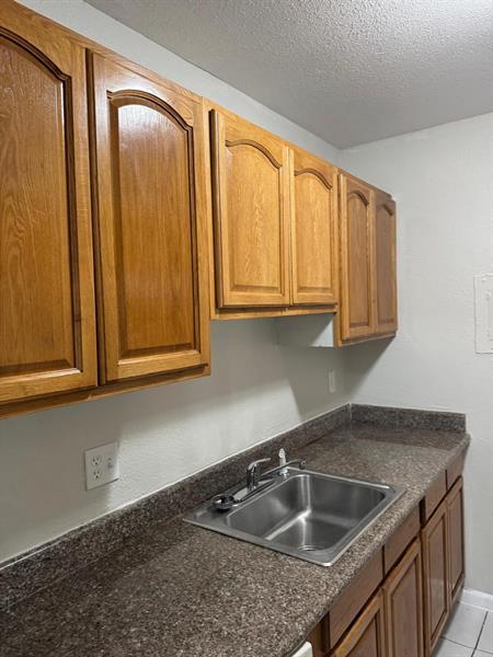 2404 NW 39th Wy in Lauderdale Lakes, FL - Building Photo