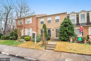 8003 Bethelen Woods Ln in Springfield, VA - Building Photo