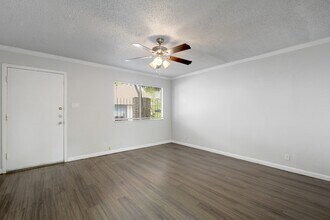 5905 Hidden Valley Trail in Austin, TX - Foto de edificio - Building Photo