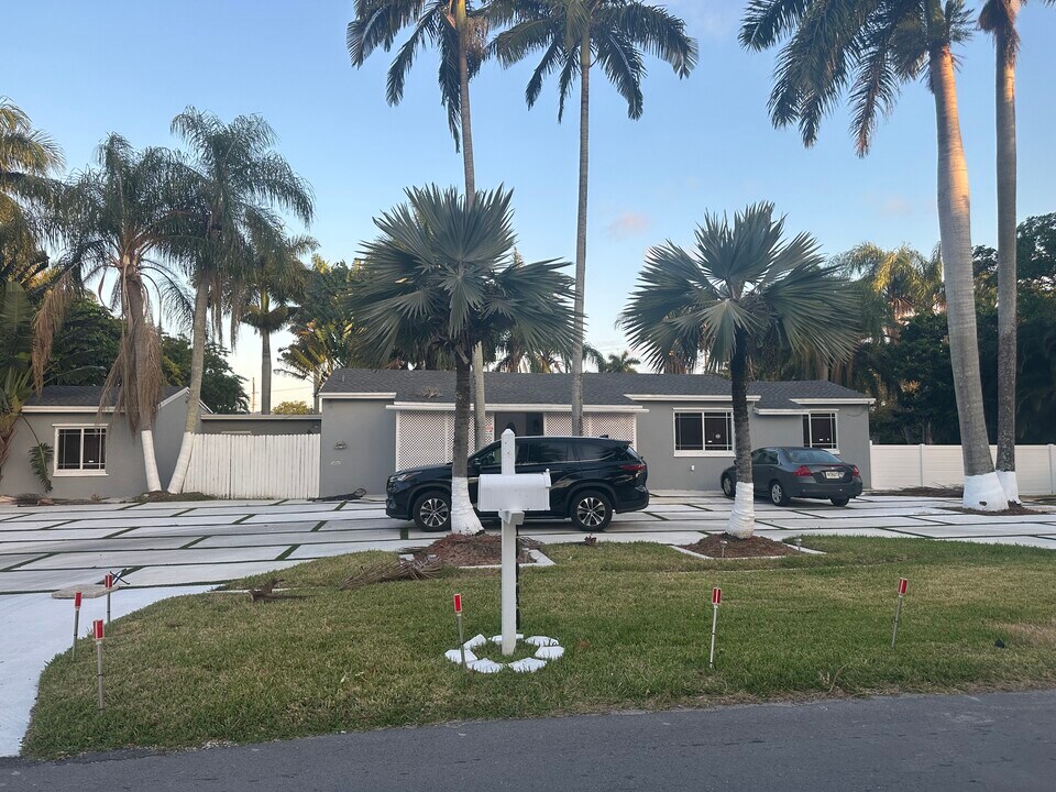 14920 N Spur Dr in Miami, FL - Building Photo