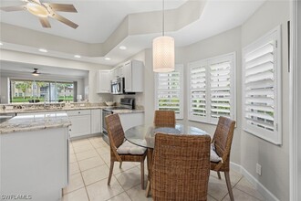 4435 Dover Ct-Unit -7-702 in Naples, FL - Foto de edificio - Building Photo