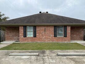 2208 N Malcolm St in Lake Charles, LA - Building Photo
