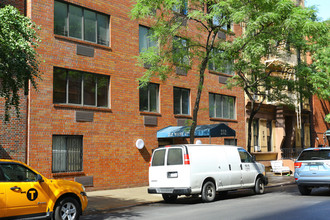 252 W 17th St in New York, NY - Building Photo - Building Photo