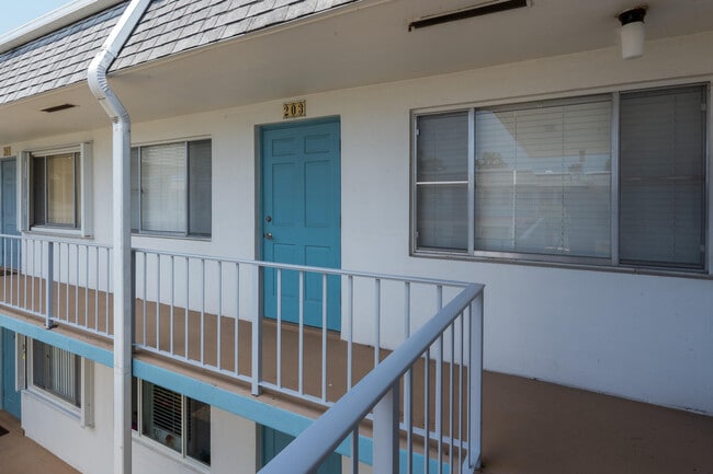 2880 Lake Osborne Dr in Lake Worth Beach, FL - Building Photo - Building Photo