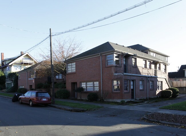 1910-1920 NE Davis St in Portland, OR - Building Photo - Building Photo