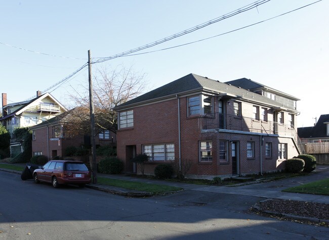 1910-1920 NE Davis St in Portland, OR - Foto de edificio - Building Photo