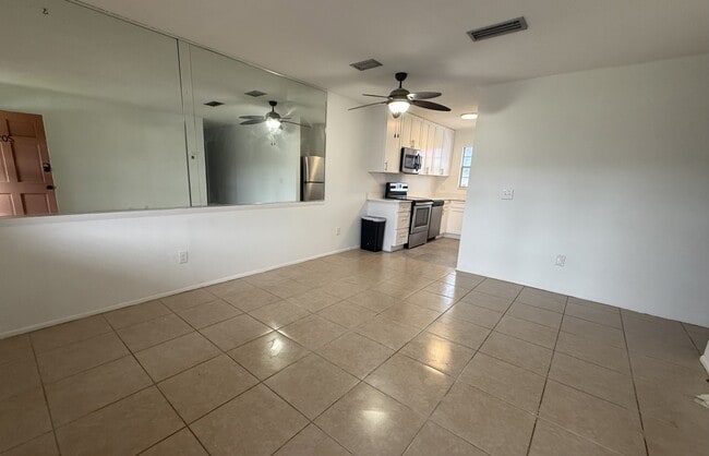 1100 E Caroline St in Tavares, FL - Foto de edificio - Building Photo