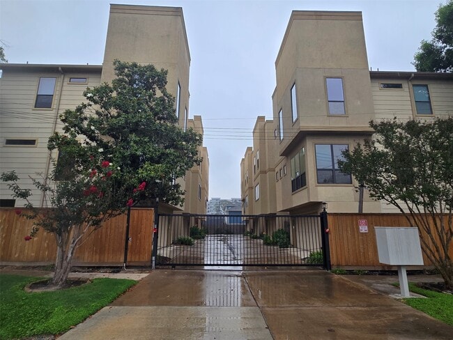 property at 1105 W 21st St