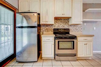 8223 Glen Shadow Dr in San Antonio, TX - Building Photo - Building Photo