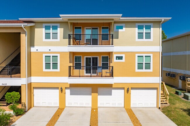 Regency Palms Condominiums in New Port Richey, FL - Foto de edificio - Building Photo