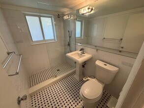4780 Pine Tree Dr, Unit 4050 in Miami, FL - Building Photo - Building Photo
